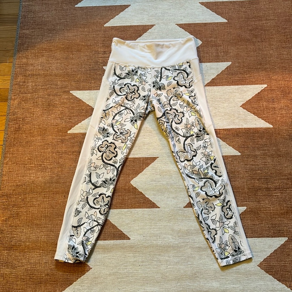 Athleta small black and white salutation leggings